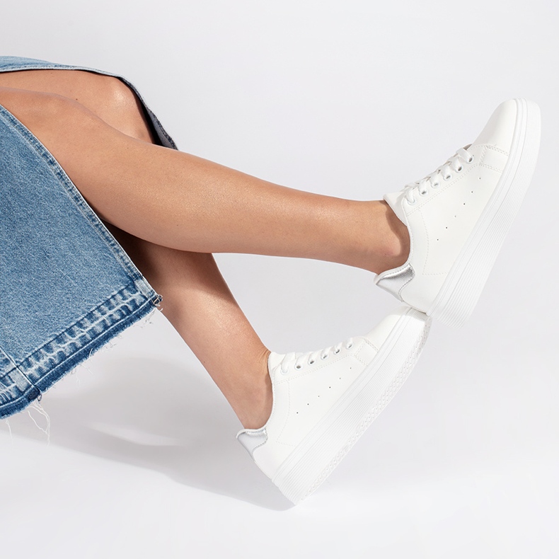 Weiße Turnschuhe auf der Plattform 2