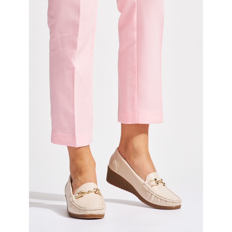 Beigefarbene Damenmokassins mit Schnalle 1