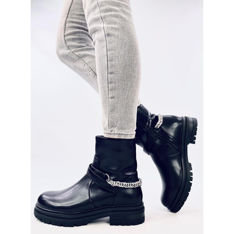 Cindy Schwarze Stiefeletten mit Kette 2