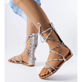 Gemusterte High-Tie-Sandalen von Heliport weiß 1