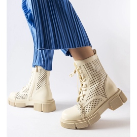 Corpus beige durchbrochene Stiefel 1