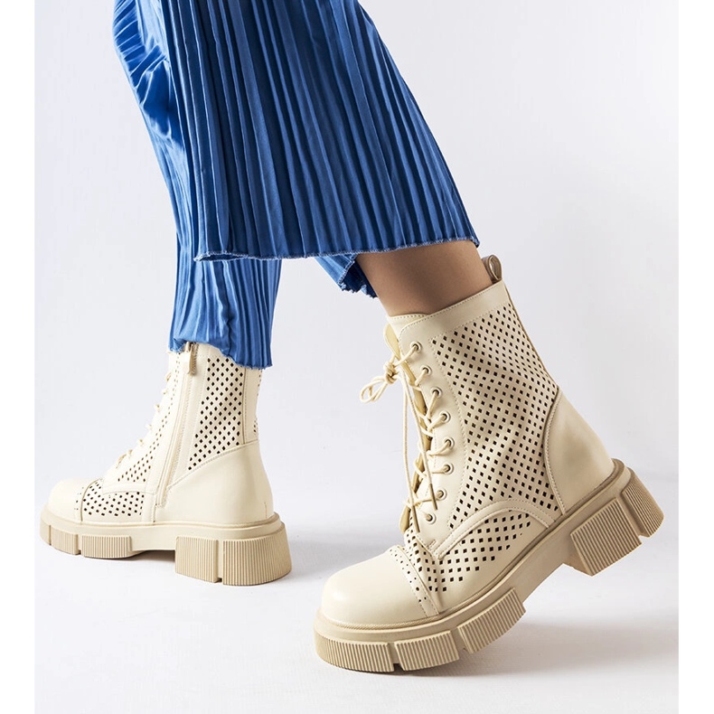 Corpus beige durchbrochene Stiefel 1