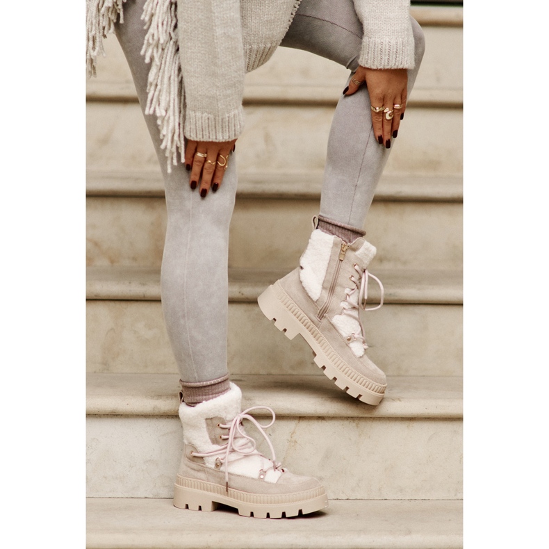 Beigefarbene Merilana-Schaffellstiefel mit Fell 2