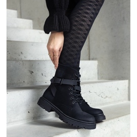 Schwarze, isolierte Wanderstiefel mit Abrieb und Knieriemen 2