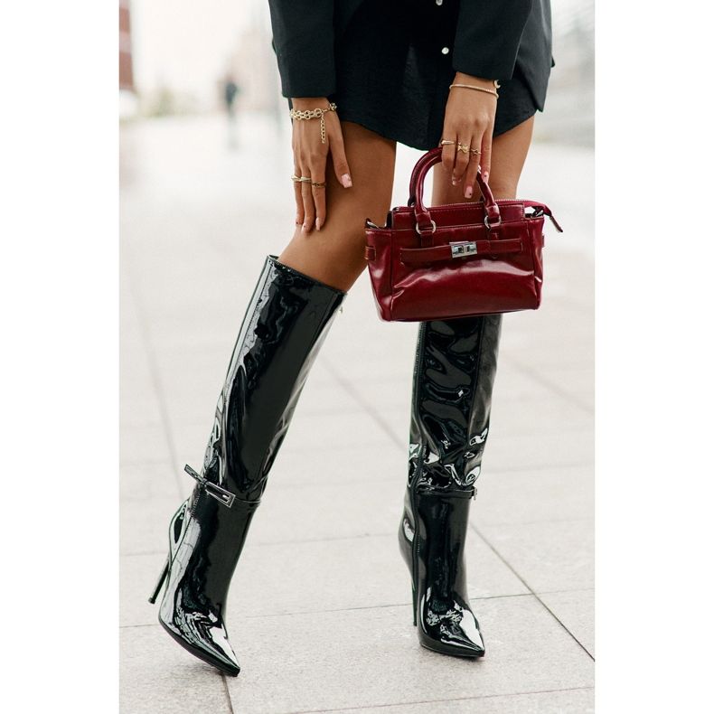 Isolierte Lackstiefel mit hohem Absatz und Schnalle, schwarze Tameliae 2