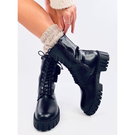 Arbeiter mit einer Maruna Black-Geldbörse schwarz 1