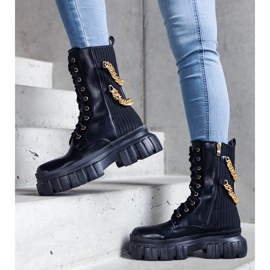 Schwarze Stiefel verziert mit Crocemosso-Ketten 1