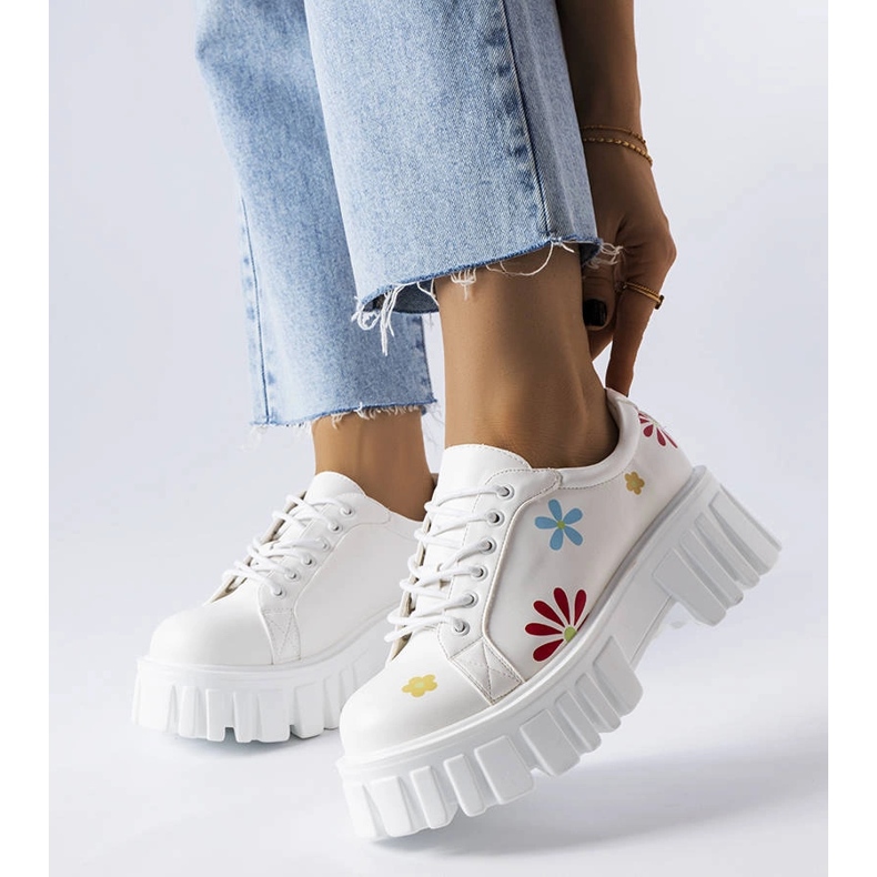 Weiße Brogues mit Zwillingsblumen verziert 1