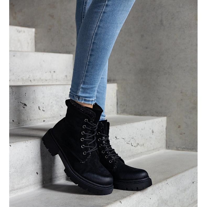 Schwarze Stiefeletten mit glänzenden Prairie-Einsätzen 1