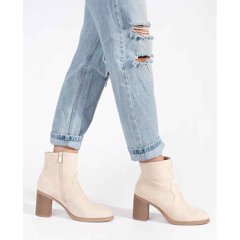 Klassische Damenstiefeletten aus beigem Wildleder 2