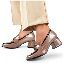 Beige Lackschuhe mit niedrigem Absatz, Damenpumps mit hohem Absatz 1