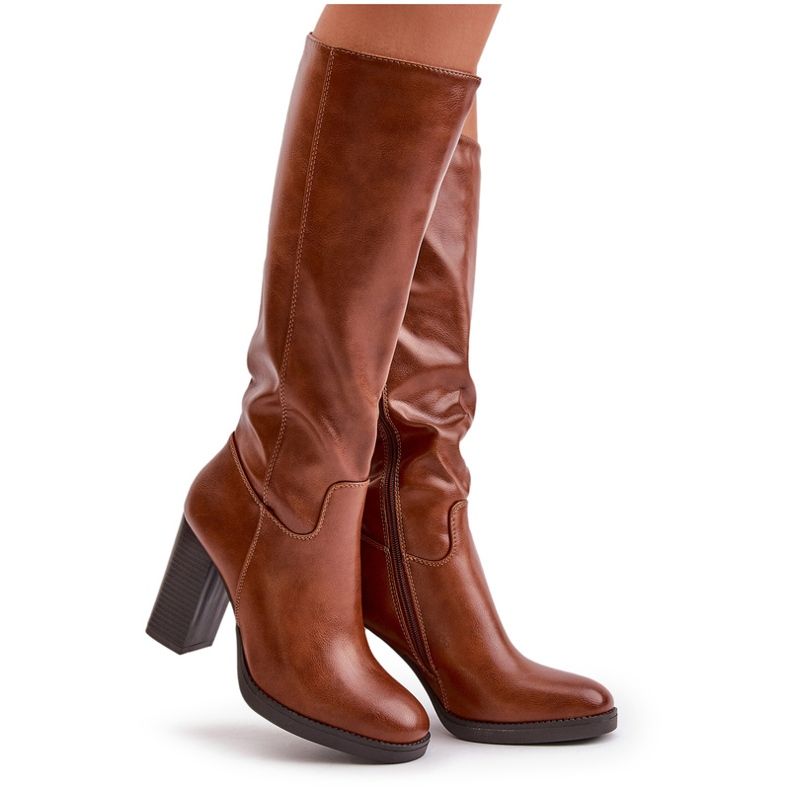 Frauenstiefel auf dem Öko-Leder-Pfosten vor dem Kniekamel braun 11