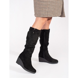 Damen-Keilstiefel aus schwarzem Wildleder 1
