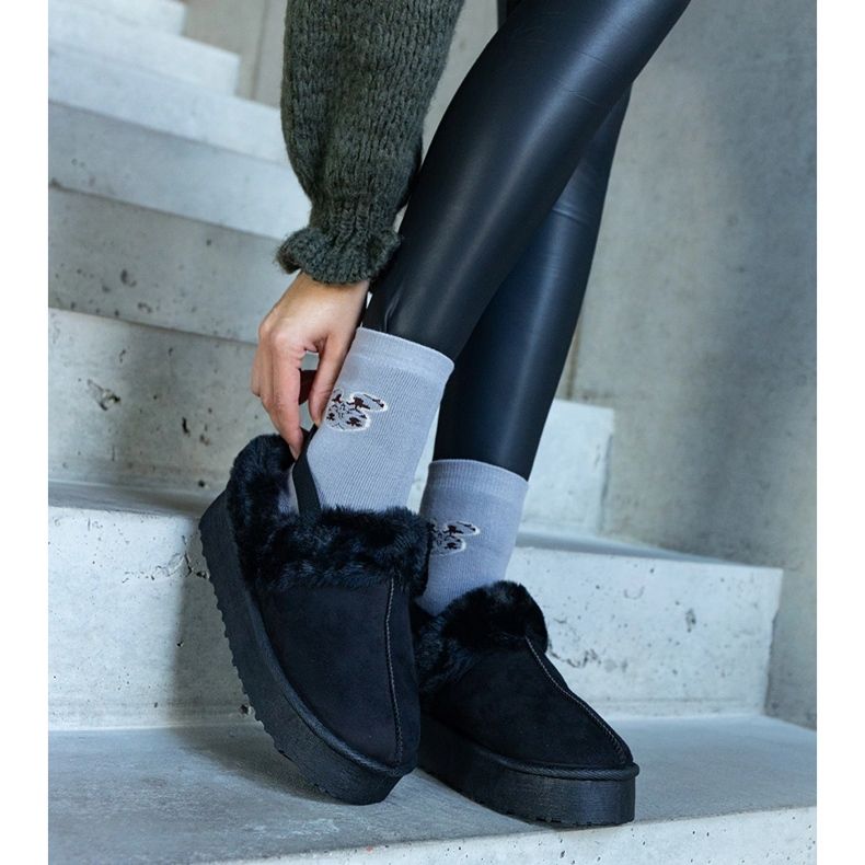 Schwarze Plateaupantoffeln mit Fellverzierung und Gummizug an der Ferse, Frank 1