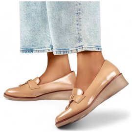 Lackschuhe für Damen mit beigem Keilabsatz 24-58266BE 1