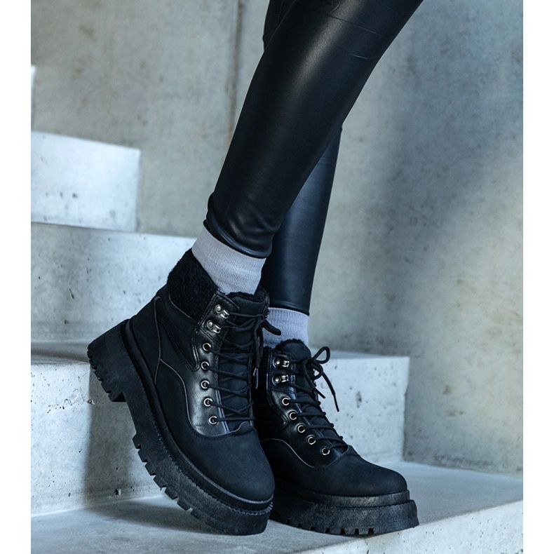 Schwarze Sneaker mit dicker Sohle und bestem Fell 1