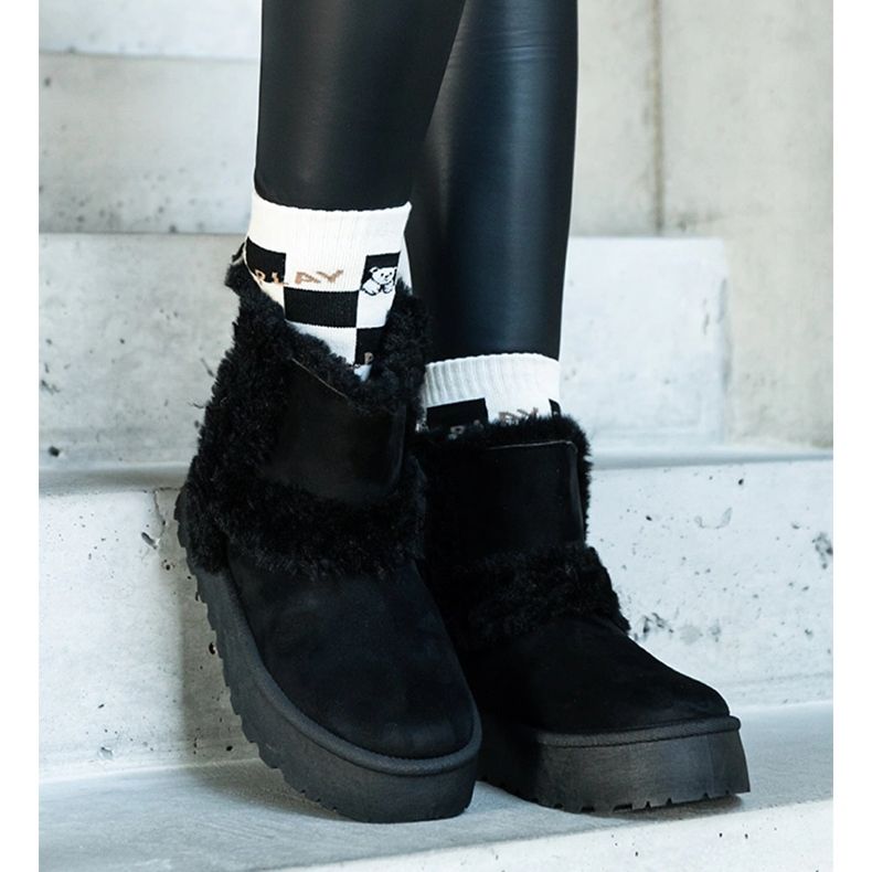 Schwarze Plateau-Schneestiefel aus Öko-Wildleder mit Fellverzierung von Peters 1