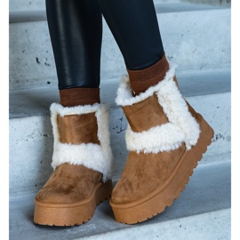 Braune Plateau-Schneestiefel aus Öko-Wildleder mit Fellverzierung von Peters 2