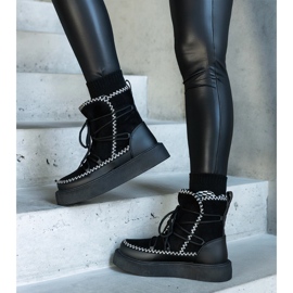 Schwarze Plateau-Schneestiefel mit Schnürsenkeln, verziert mit Mckenzie-Stickerei 1