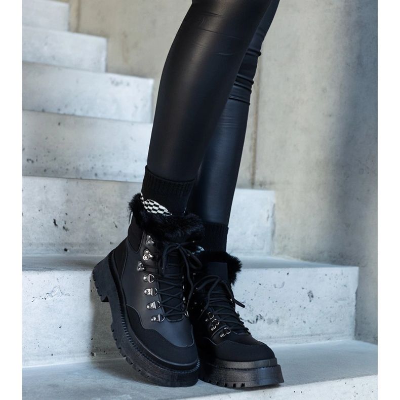 Schwarze massive Plateaustiefel mit Fell von Estrada 2