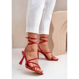 Stylische High-Heel-Sandalen mit roten Saredi-Riemen 2