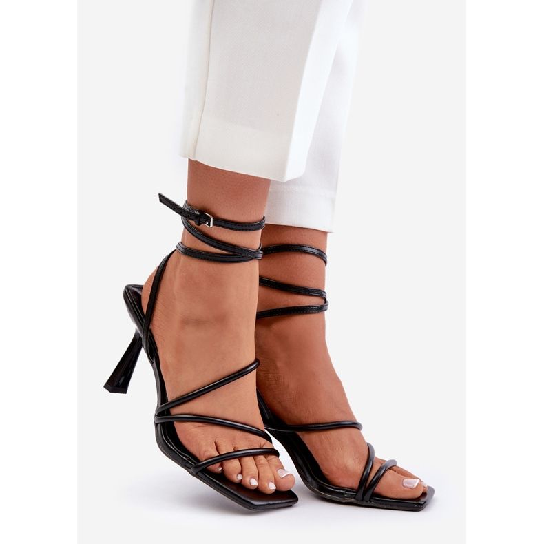 Stilvolle High-Heel-Sandalen mit Riemen in Schwarz von Saredi 1