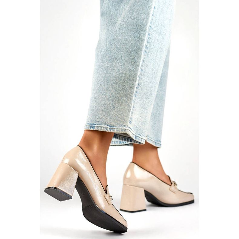 Beige elegante Lackschuhe mit hohen Absätzen 1