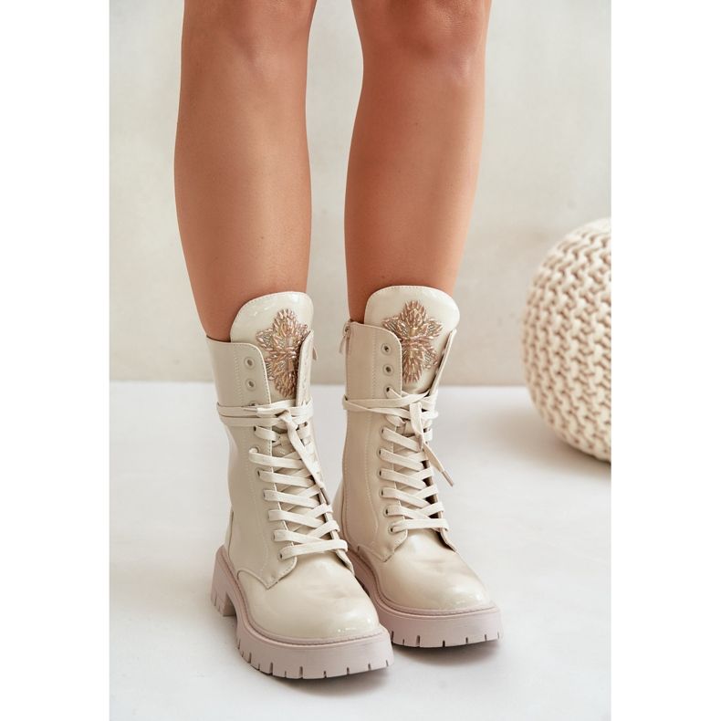 Isolierte Arbeiter-Stiefeletten aus Lackleder mit beigefarbener Verzierung Kelilea 1