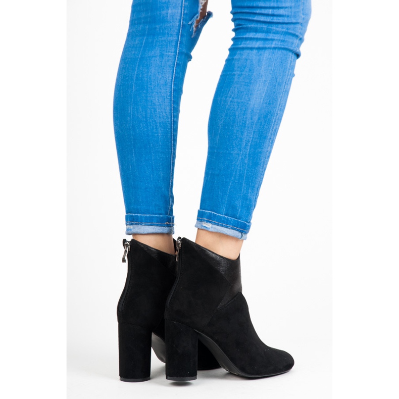 Vices Stiefel auf einem Pfosten schwarz 1