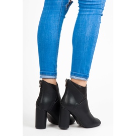 Vices Stiefel auf einem Pfosten schwarz 1