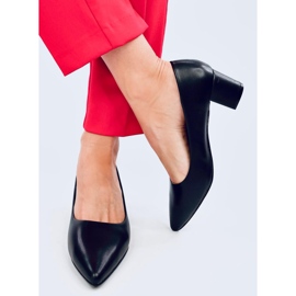 Schwarze Pumps mit niedrigem Absatz von Crafts 2