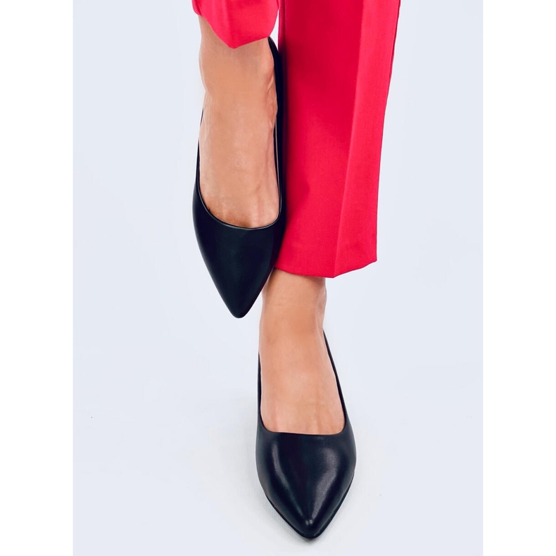 Schwarze Pumps mit niedrigem Absatz von Crafts 1