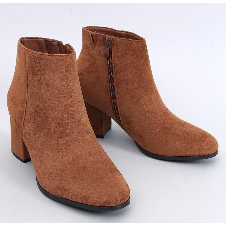 Isolierte, glatte Damenstiefel mit hohen Absätzen in Camel braun 1