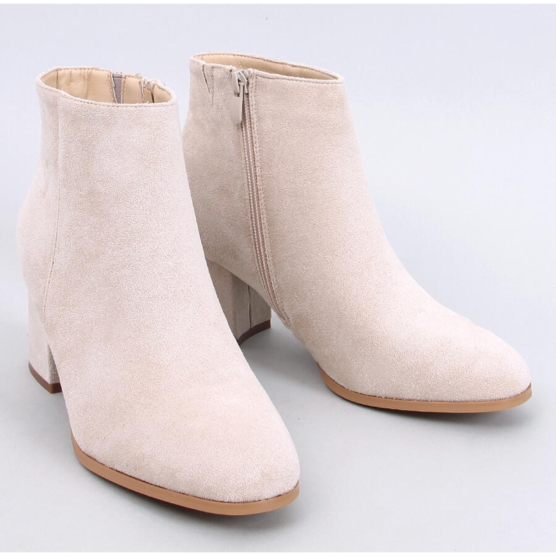 Glatte, isolierte Damenstiefel mit hohen Absätzen in Beige 1