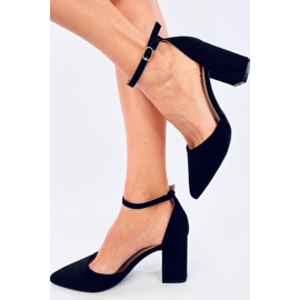 Schwarze Pumps mit hohem Absatz und Knöchelverschluss 1