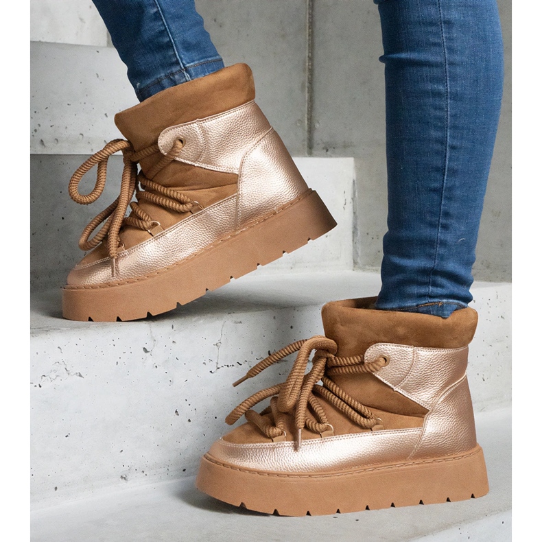 Braune Damen-Schneestiefel auf der Plattform, isoliert mit Fell 1