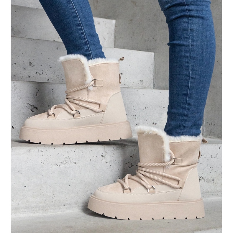 Beige Damen-Schneestiefel auf der Plattform, isoliert mit Fell 1