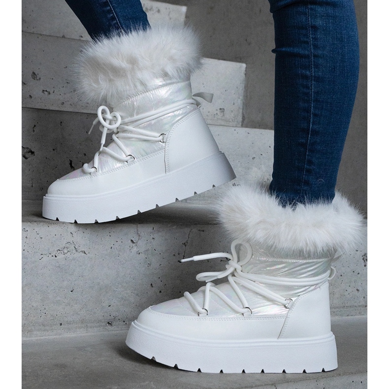Weiße isolierte Damen-Schneestiefel mit Fell 2