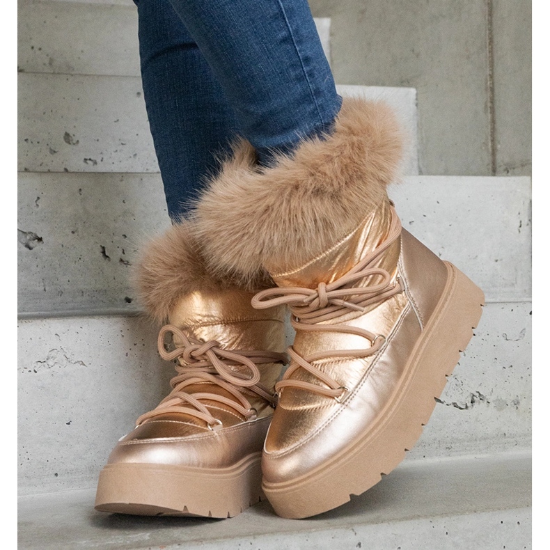 Beige isolierte Damen-Schneestiefel mit Fell golden 2