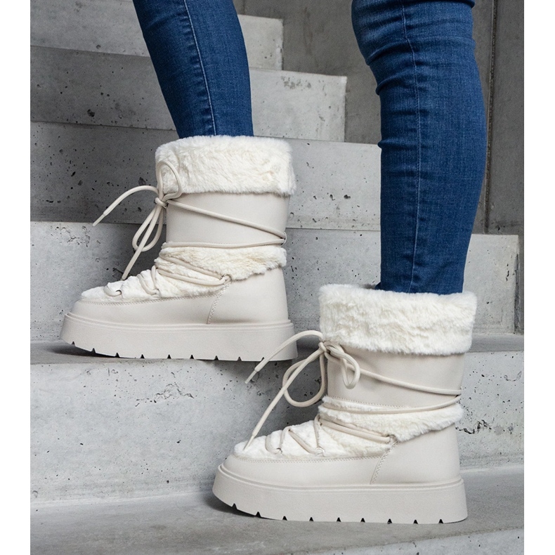 Hellbeige isolierte Damen-Schneestiefel zum Hineinschlüpfen mit Fellverzierung 1