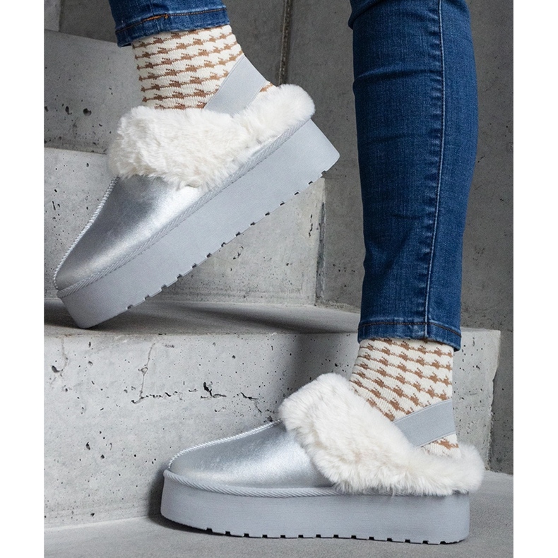 Silberne Plateaupantoffeln mit Fellverzierung und elastischem Band an der Ferse silber- 1