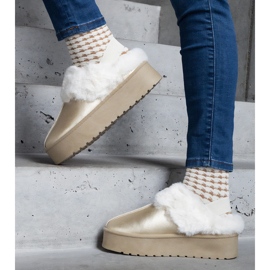 Goldene Plateaupantoffeln mit Fellverzierung und elastischem Band an der Ferse 1