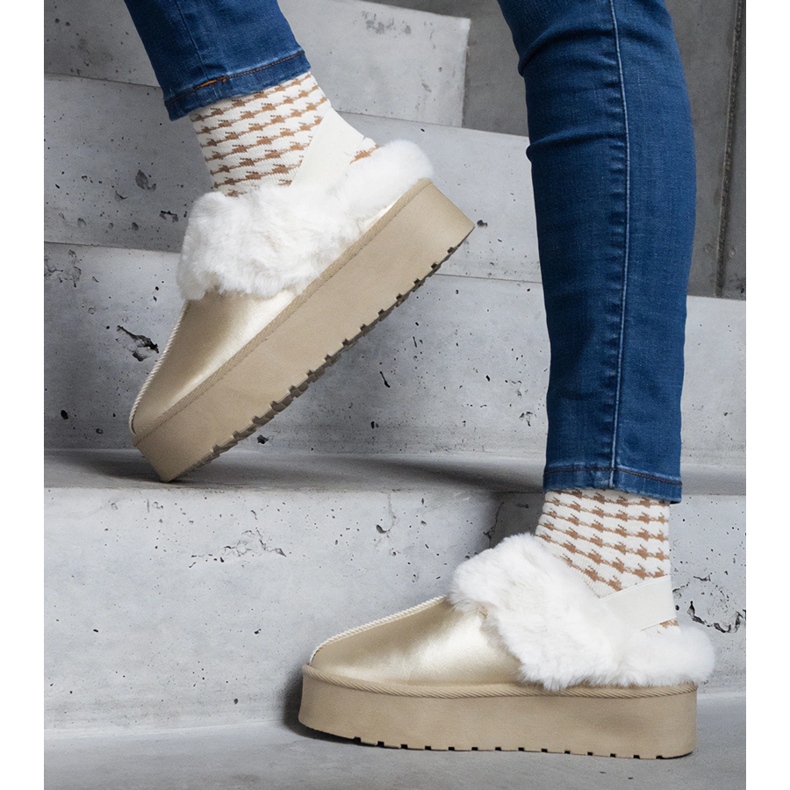 Goldene Plateaupantoffeln mit Fellverzierung und elastischem Band an der Ferse 1