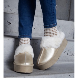 Goldene Plateaupantoffeln mit Fellverzierung und elastischem Band an der Ferse 2