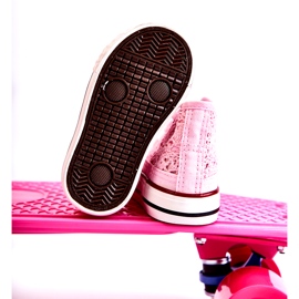 Openwork -Mädchen mit hohen rosa Turnschuhen 4