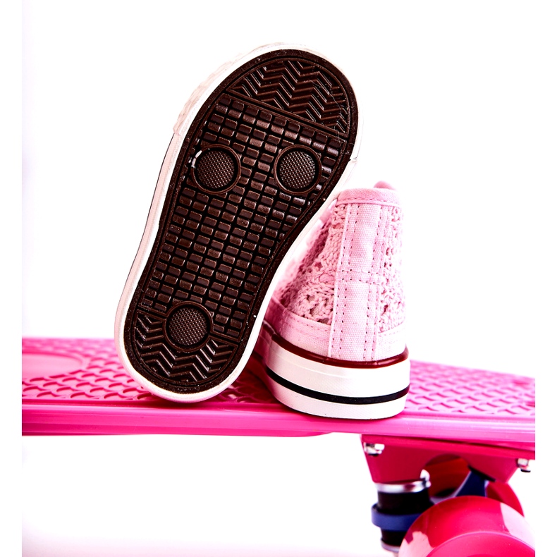 Openwork -Mädchen mit hohen rosa Turnschuhen 4