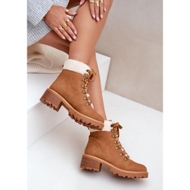 Damenstiefel aus Schaffell mit niedrigen Absätzen in Kamelbraun 10