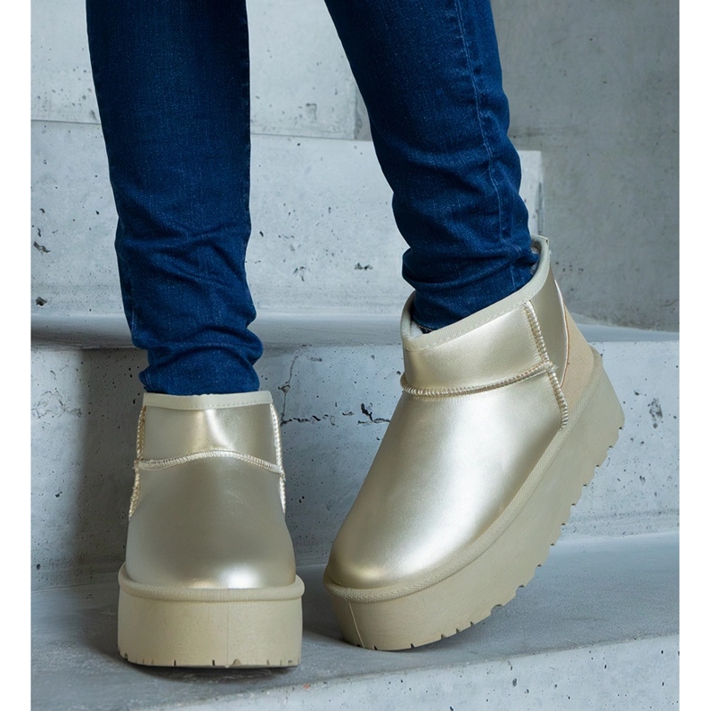 Goldene niedrige Schneestiefel auf der Plattform 2