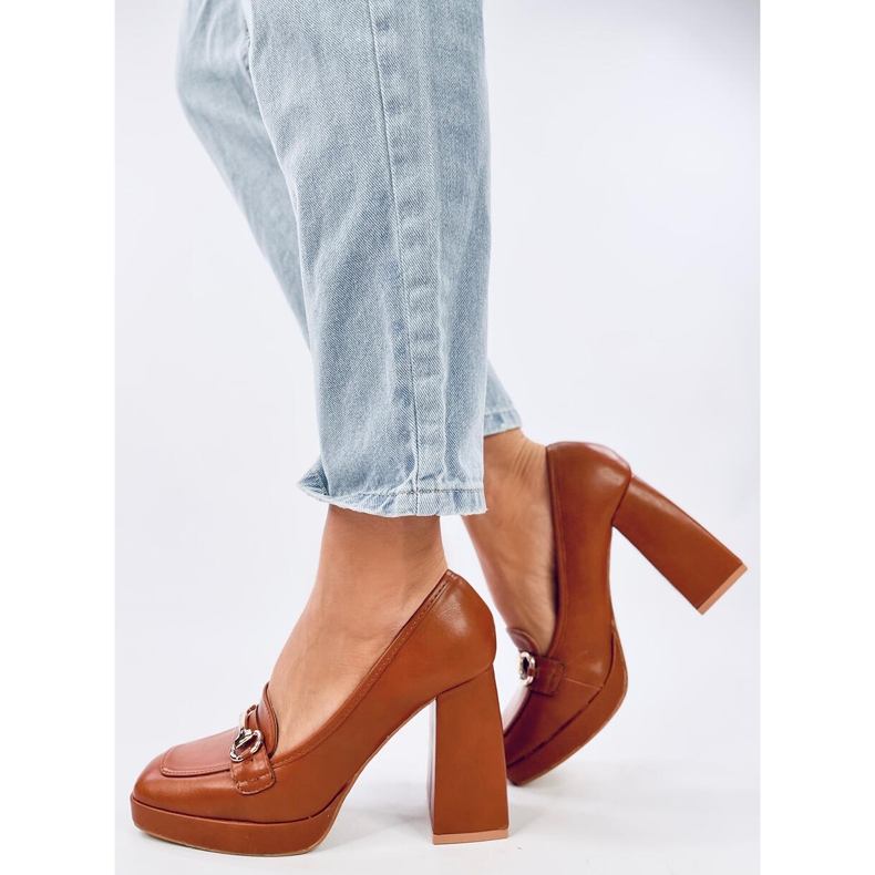 Damenschuhe mit hohen Absätzen und brauner Verzierung 1