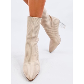 Beigefarbene Sock-Boots mit transparentem Absatz 2